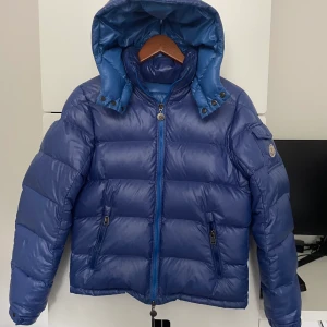 Moncler zin jacka - Tja! Jag har nu bestämt mig för att sälja jackan då väldigt många var intresserade av den. Först till kvarn får köpa jackan! Tveka inte på att ställa frågor om den! // Filip