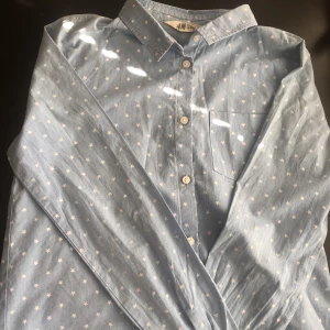 H&M baby blue long sleeved shirt with cute small stars, size EUR 158, US 12-13y, CA 12-13A - Cute baby blue long sleeved shirt detailed with small white stars