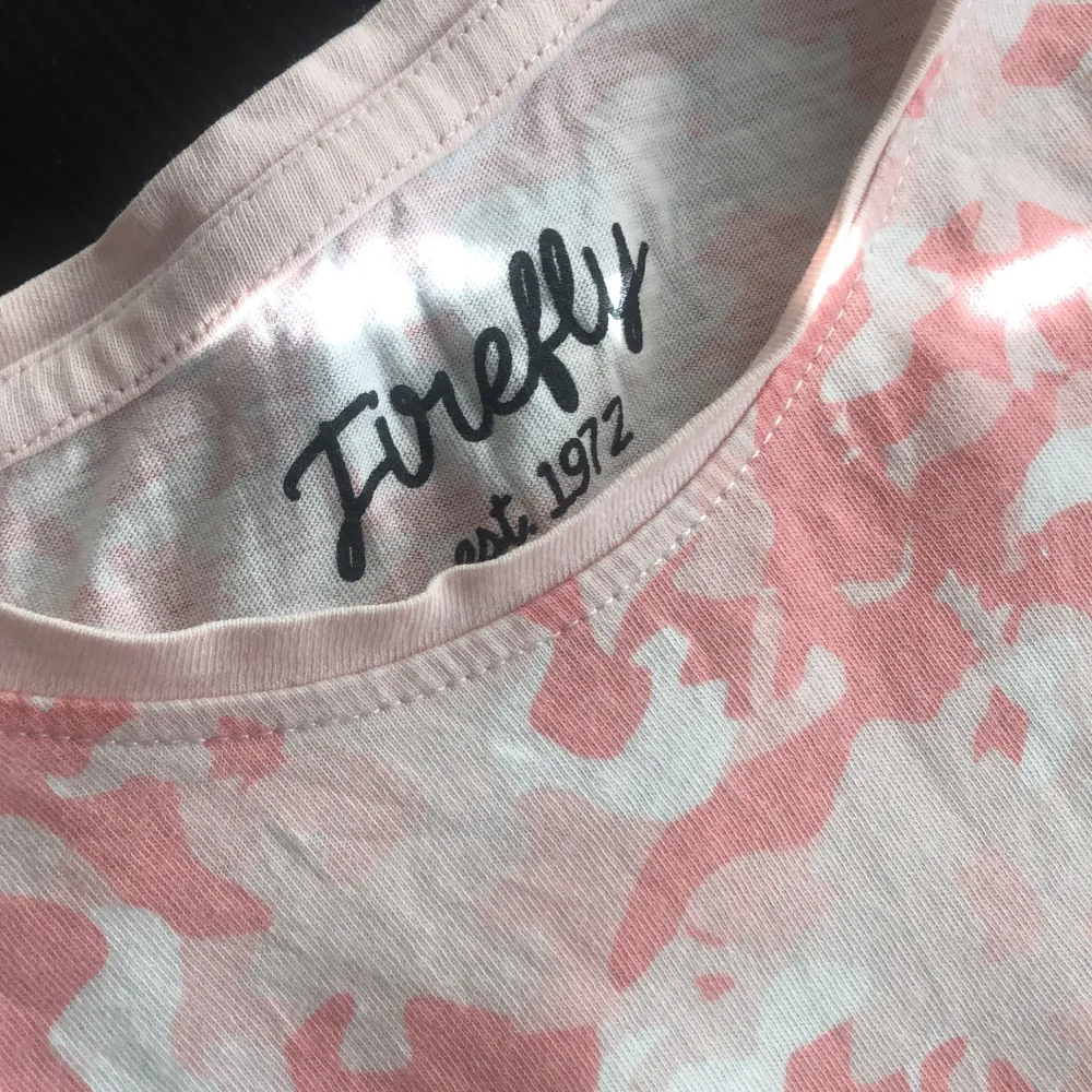 Different shades of pink with a pattern design, from Forelly. T-shirts.