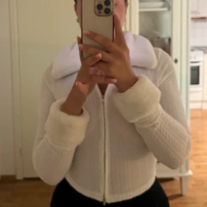 Kofta med pälsdetaljer - Strl M