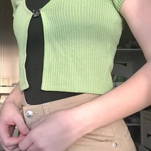 Topp med fjärilsfäste💗 - Säljer pga lite tajt och kommer inte till användning. Använd max en gång och i nyskick!Köptes för 99 kr💗