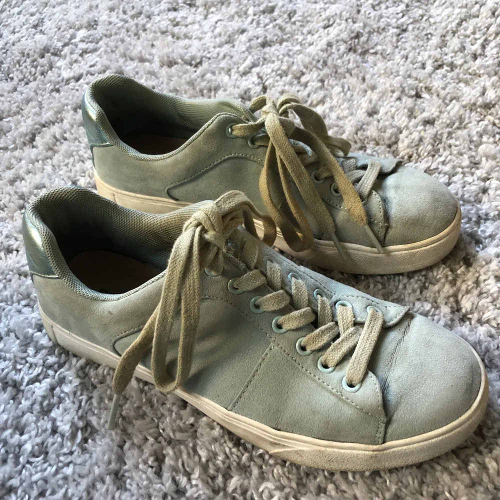 Skor från H&M, grön/blå i färgen, lite slitna men ändå snygga. . Skor.
