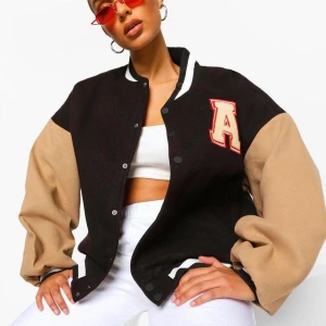 Collage jacka - Säljer denna då den inte kommer till användning, är från boohoo och är i väldigt bra skick! Nypris: 900