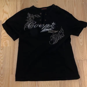 Svart t-shirt - Svart t-shirt med coolt tryck!🖤I bra skick!