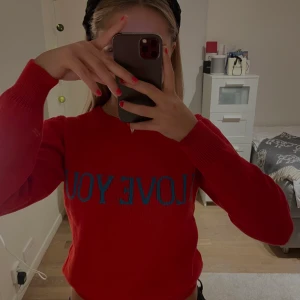 Alberta Faretti - Super fin I love you-tröja från kollektionen #loveislove av Alberta Faretti. Stark cool färg. Andvänd få gånger, väldigt fint skick. Köpt för lite drygt 5000kr!