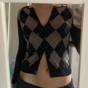 Kofta i Argyle mönster - Jätte söt kofta i Argyle mönster från HoneyBeeBlue! Storlek xs men passar bra på mig i storlek S/M. Färgen är väldigt mörkblå, nästan svart. Köpare står för frakt, meddela gärna om du har frågor 💕