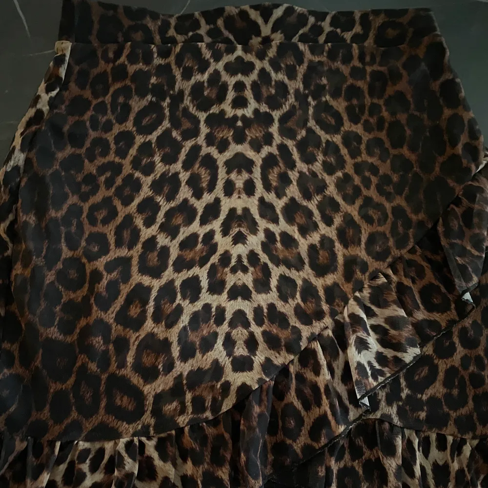 Leopardmönstrad kjol med volanger från NLY TREND i strl. M. Använd under 10ggr och bra skick. Köparen står för frakt🌻. Kjolar.