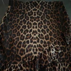 Leopardmönstrad kjol med volanger från NLY TREND i strl. M. Använd under 10ggr och bra skick. Köparen står för frakt🌻