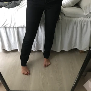 Lågmidjade kostymbyxor  - Lågmidjade kostymbyxor, säljes pga för små☺️