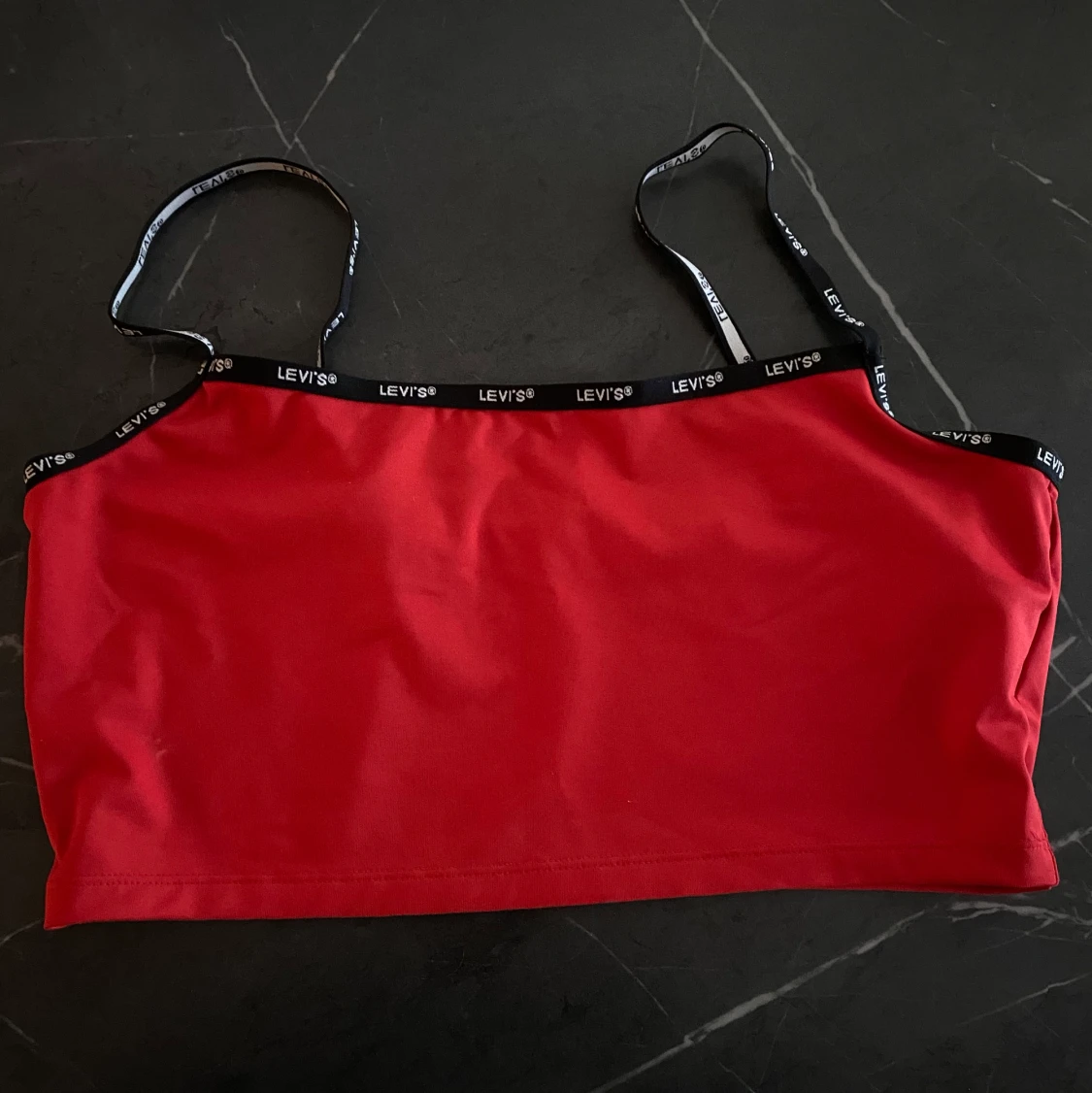 Röd topp med svarta axelband från Levis, strl. M