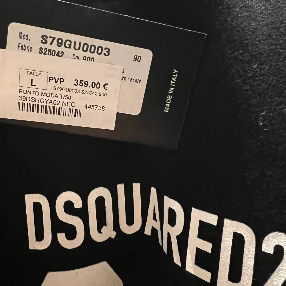 Helt ny Dsquared2 tröja med prislapp kvar Storlek L Köpt för 359€ (Ca 4200:-). Tröjor & Koftor.