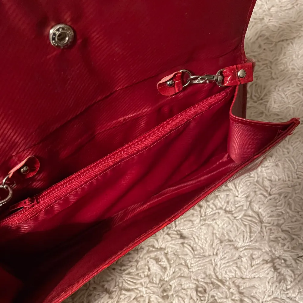Röd väska som inte kommer till användning! Köparen står för frakt på 50kr❤️. Väskor.