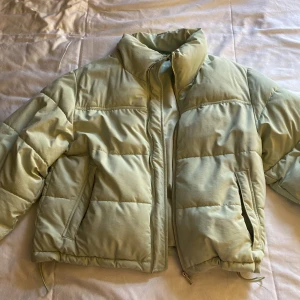 Jacka - En ljusgrön pufferjacket från Gina Tricot köpt förra året