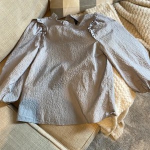 En tröja,vero Moda  - En söt ljusblå tröja, ganska tun och väldigt skön💕💕storlek S