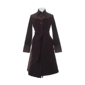 Manchester Kappa Brun - En så jäkla fin manchesterkappa! Köpt från sellpy för att jag tyckte den var så fin men tyvärr är den alldeles för liten för mig, jag är 38 och den är storlek 36. Den är gjord i gyllenbrunt manchestertyg med annat tyg uppe vid axlarna. Fantastiskt höstig!