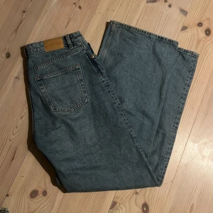 Monki byxor storlek 32 längd och midja - Bra skick inga fläckar eller slitna delar, wide/straight leg 