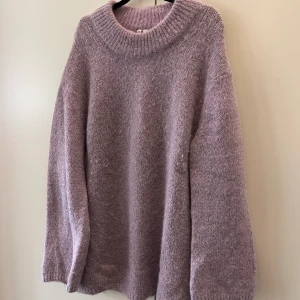 Lila stickad tröja från Arket - Stickad tröja från Arket i alpaca i storlek X-Small. Inga tecken på användning.