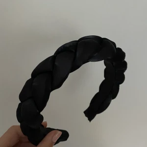 Svart diadem - Ett flätat svart diadem som är lite mer chunky typ ❤️‍🔥