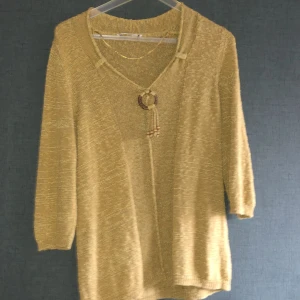 Fin stickad tröja - Hej! Använder den inte längre så nu blir den såld. Skriv prisförslag! Den har inga defekter :)