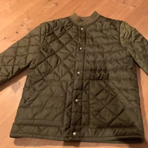 Strl 10-12 år , märket är polo - Skicket är jätte bra och jag har inte använt den så mycket den är som helt ny.