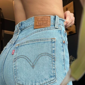 Levi’s Ribcage Crop Flare  - Ett par Levi’s jeans i bra skick.  Strl 26 i midjan