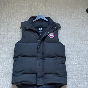 Canada Goose väst  - Säljer nu min Canada goose väst för att den inte kommer till användning längre, den är självklart äkta och i bra skick. Skick 7,5/10 Har tyvärr inget kvitto eller tags kvar för att jag köpte den av min kompis. Hör av er om ni har frågor!