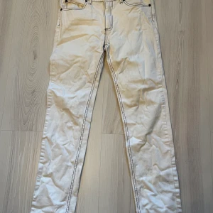 Cheap monday jeans - Vita jeans från cheap monday med coola svarta sömmar, som är så inne nu! 