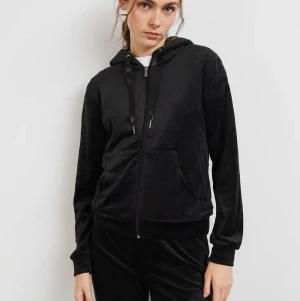 Svart Plysch tröja från Gina Tricot  - Första bilden är lånad!! Jag säljer en trendig plysch tröja från Gina Tricot. Den är använd ganska mycket men den är precis som ny. Hör av dig om du är intresserad. 💕 Priset kan diskuteras 