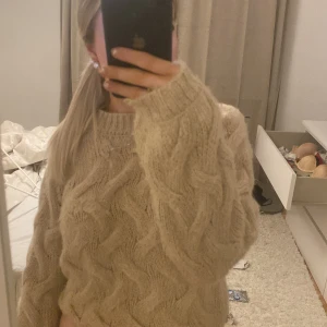 Beige stickad tröja - Stickad tröja från NA-KD, fint skick💕