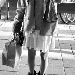 Vit volang kjol - Säljer denna snygga volang kjol, har dock en liten fläck, annars bra skick ❤️