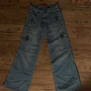 Cargo jeans - ! Snygga cargo jeans som jag köpte på plick för ett tag sen men har blivit försmå för mig! Tryck ej på köp nu!💋