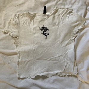 Croppad T-shirt med tryck - Skitsnygg tröja som tyvärr inte kommer till användning längre.