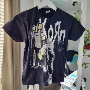 Babytee Korn - Supercool babytee med Korn både fram och bak! Felfri, passar xs-s