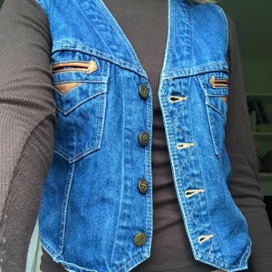 Jeansväst - Snygg jeansväst från silverdollar’s. Skicka för frågor eller om du är intresserad<3