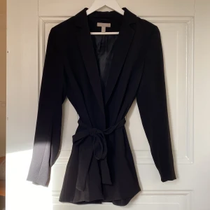 HM kavaj med skärp - Kavaj med bälte. Snygg men tyvärr för liten. Använd en gång :) 