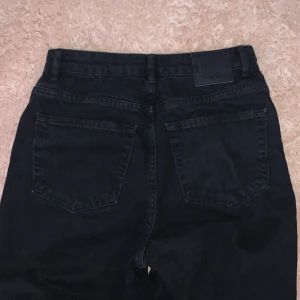 Svarta jeans - Svarta högmidjade Jeans från bikbok  (90 straight waist 27 length 32) super fina och pösiga nertill, sitter så bra🖤