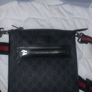 Gucci Messenger Bag  - Hej säljer nu denna Gucci Messenger Bag, då de börjar bli kallt och finns ingen användning. Skick 9/10 används lite, kommer inte med kvitto men kommer mötas vid gucci för bekräftas äkta. Pris diskuteras i meddelande 