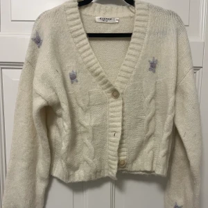 Stickad kofta  - Snygg stickad kofta.  Aldrig använd endast testad  Storlek S/M