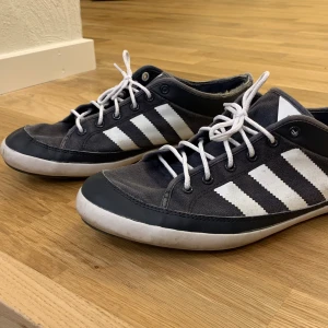 Adidas sneakers  - Snygga låga sneakers 