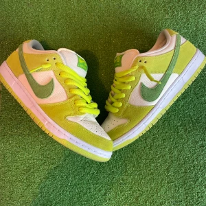 Nike Sb dunk low ”Green apple” - Sb dunk low ”Green Apple” 🍏 skick: 9/10 👟 vunna från SNKRS-appen, box, laces och kvitto medföljer. Pris kan diskuteras 🤝 kan mötas upp i stockholm eller frakta 🚚