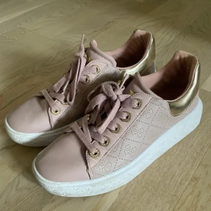 Guess Skor - Jättefina och eleganta guess skor i rosa färg, använt till 1 tillfälle så dom är i riktigt bra skick💗
