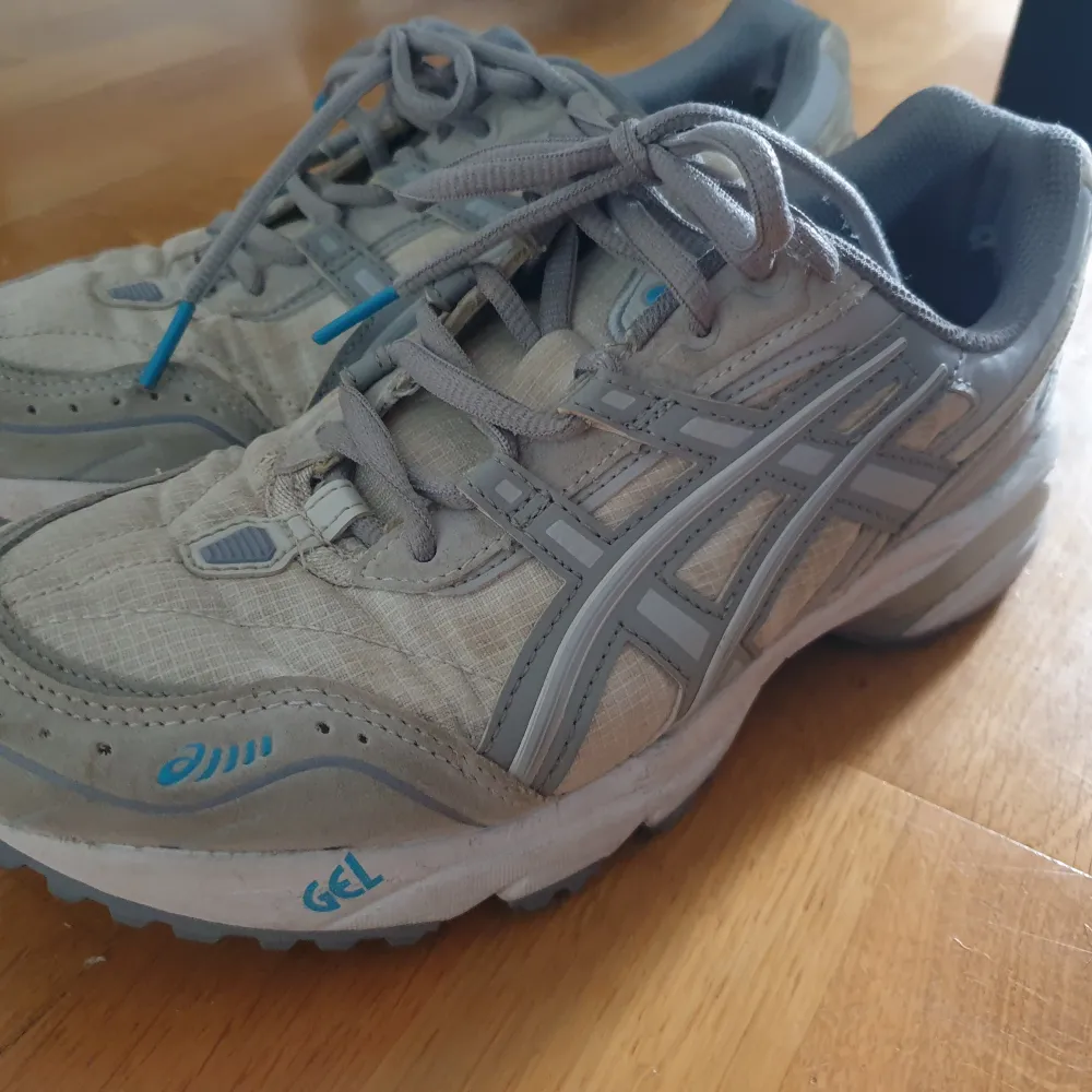 Asics gel 1090. Köpta på Vestiaire Collective nya för 6 månader sedan. Använt skick men har mycket kvar att bjuda på. Lite slitna i tyget i hälen, annars hela och rena. . Skor.