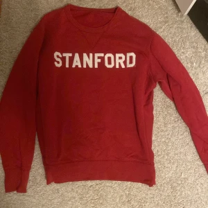 Stanford collegetröja med snygga färger. - Strl M, Unisex. Riktigt skönt material och sitter bra och faller riktigt snyggt på kroppen. Har en liten fläck på ena ärmen. Frakten är inkluderad i priset.