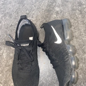 Nike air VaporMax - Hej! Säljer mina vapormax som är varsamt använda utan några skador. Meddela gärna mig vid frågor:)