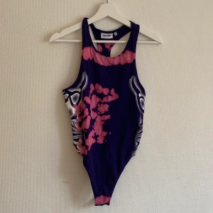 Weekday topp - Weekday topp. Kan knäppas längst ner. Högmidjad/ string. 