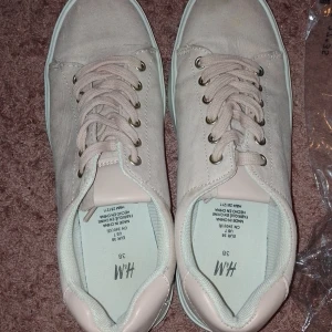 H&m - Skor som är i väldigt bra skick storleken är 38 säljes på grund av att jag har inte använt dem så mycket behöver tvätta sulan under men det går bort lätt med diskmedel håller på att rensa bland mina skor kommer pris