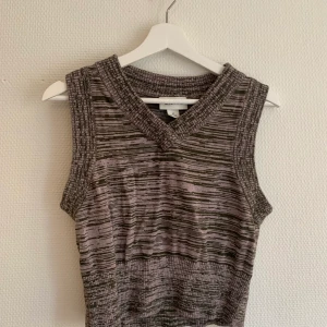 Monki väst  - Väst från monki. Fin skurning och sitter åt vid höften 