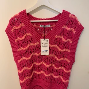 Zara väst storlek M - Oanvänd stickad väst från Zara. 50kr+frakt