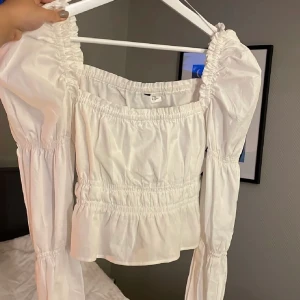 Vit långärmad topp hm  - Storlek XXS men är mer som XS, använd endast en gång och är slutsåld! (Lånad bild)❤️