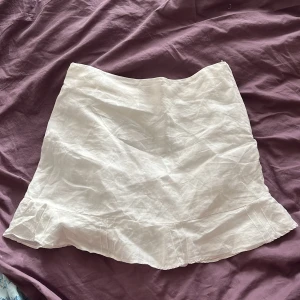 Linnekjol - Vit minikjol i ramityg (känns som linne). Står 40 på lappen men sitter som en 36/38 skulle jag säga. Tyvärr för liten för mig men sitter som sista bilden. Använd gärna köp nu <3